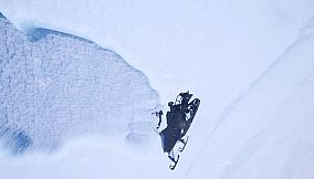 ポーラー エクスプローラー: 北極への VR そり遊び