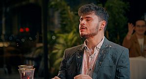 First Date : Late To Date